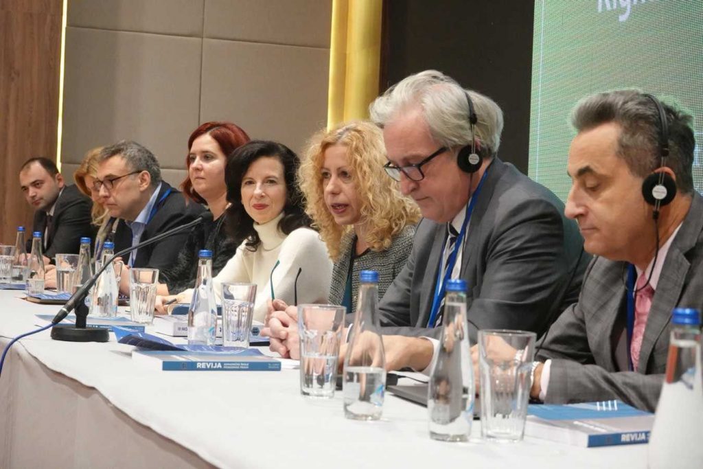 Revija-naslovna-1024x683